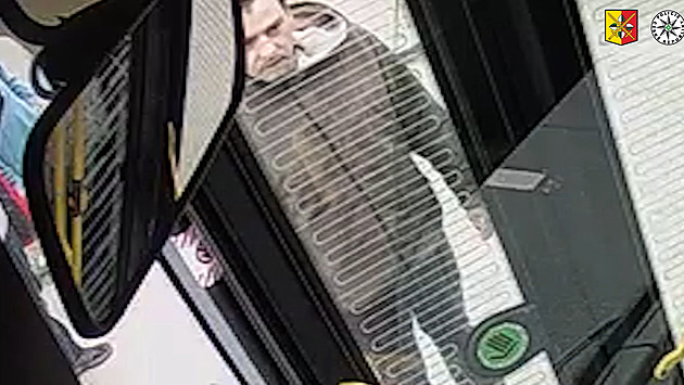 VIDEO: Muž nestihl autobus, ve vzteku pěstí rozbil skleněnou výplň dveří