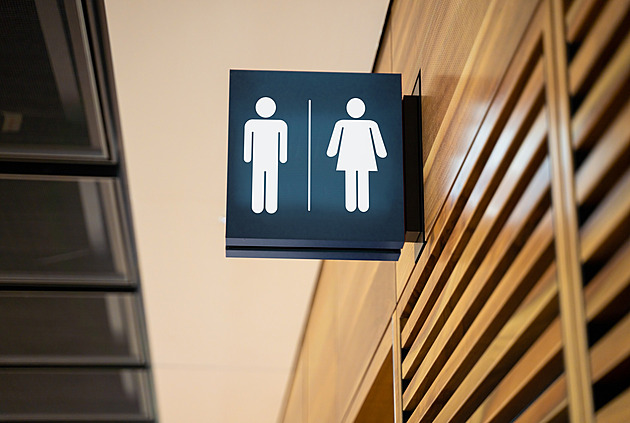 Toalety bez transgender lidí? Britové stanovili organizacím nové pokyny
