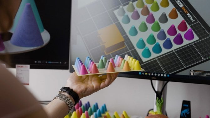 Po Bambu Lab přichází s mícháním barev i Průša. ColorMix je zdarma a z pár barev vytvoří desítky nových přímo během 3D tisku