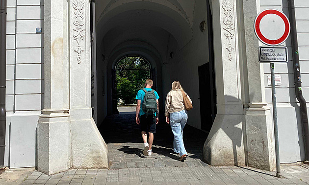 Boj o zkratku v Brně. Uzavření brány v průchodu lidem cestu výrazně prodlouží