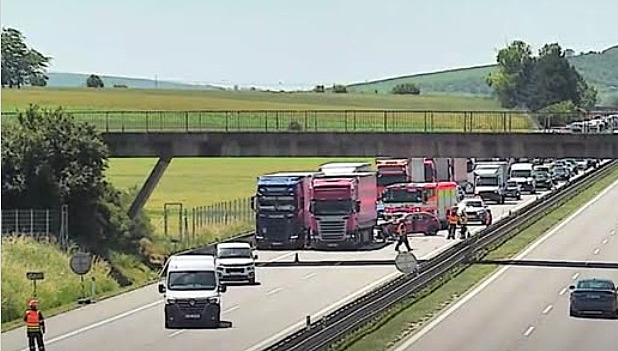 Dálnici D2 na Brněnsku uzavřela nehoda tří kamionů. Dva lidé utrpěli zranění
