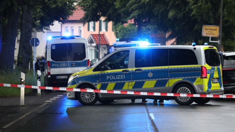 Afghánec útočil železnou tyčí, ukazují záběry. Napadl i policisty, nyní ho v Německu soudí
