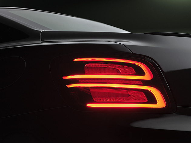 Bentley Flying Spur dostal více hybridních koní. Za novými světly má osmiválec