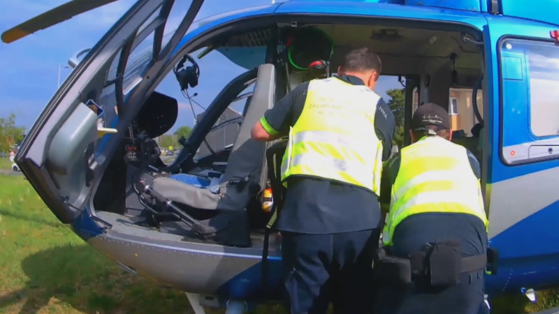 Dramatická záchrana života u Prahy: Policisté použili defibrilátor, pro dívku letěl vrtulník