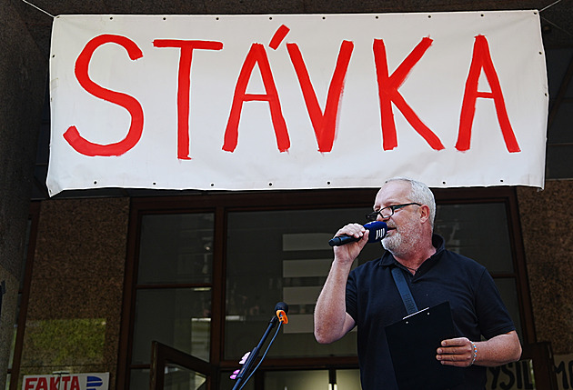 ČT a rozhlas jsou ve stávce. Vysílání začíná se zpožděním, před budovami protestují