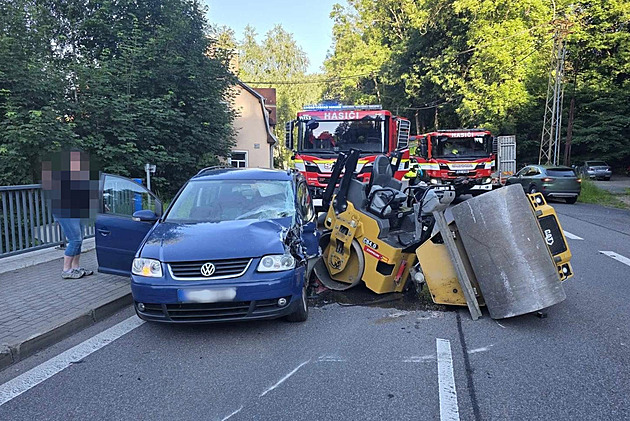 Silniční válec se zřítil z náklaďáku přímo na protijedoucí auto, dva zranění