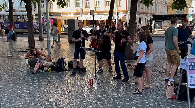 Piráti lákali voliče hudbou, Bartoš hrál na Andělu na akordeon