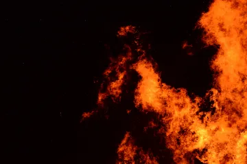 Hasiči likvidují požáry lesa na Šumavě a na Benešovsku