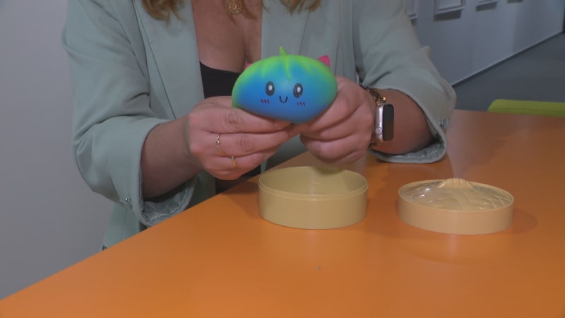 Děti napodobují nebezpečný trend ze sítí. Hračka explodovala chlapci do tváře