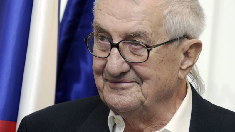 Rodina zesnulého spisovatele Párala uspořádá smuteční obřad. Co dalšího ukázalo parte?