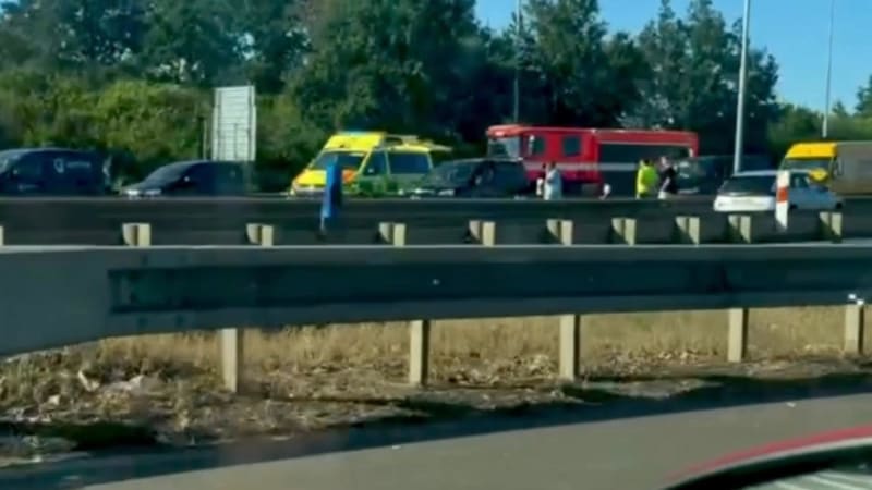 Hromadná nehoda na dálnici u Mladé Boleslavi: Na místě zemřel člověk, zasahoval i vrtulník