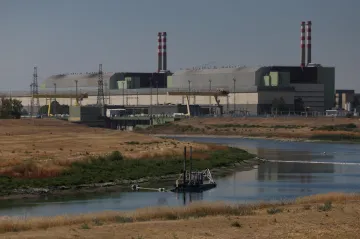 Maďarsko otevírá stavidla a potápí lodě, aby zvedlo hladinu Dunaje